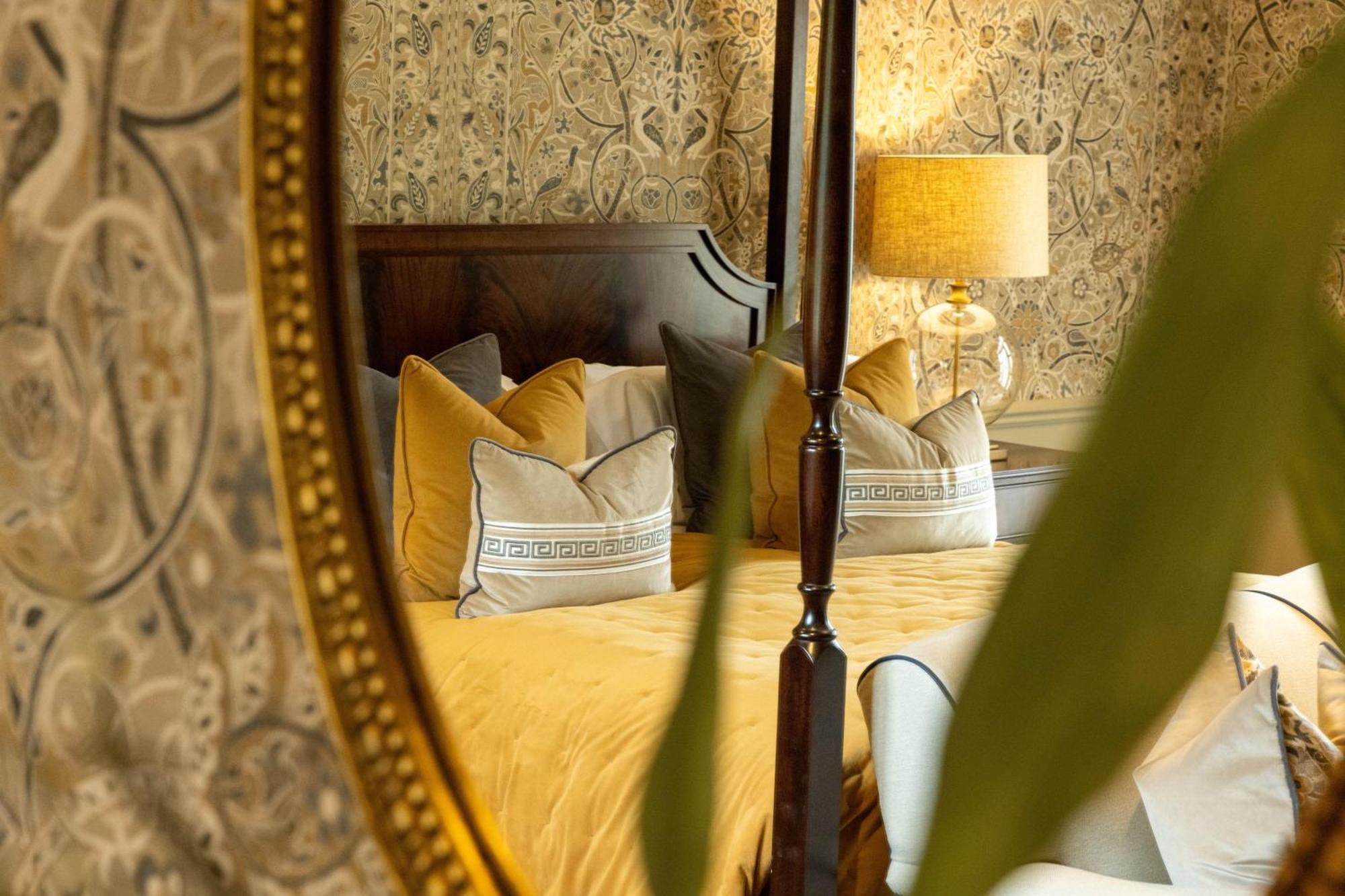 Ellenborough Park Hotel Cheltenham Szoba fotó A bedroom at the hotel